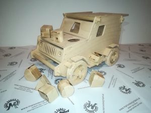 Motorikspiel Fahrzeug Jeep aus Holz Buche