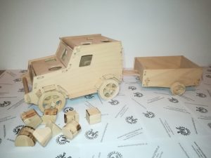Motorikspiel Fahrzeug Jeep aus Holz Buche