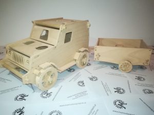 Motorikspiel Fahrzeug Jeep mit Anhänger aus Holz Buche
