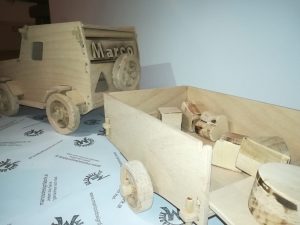Anhänger für Motorikspiel für Kleinkinder Design Fahrzeug Jeep aus Holz Buche