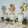 Dekoteller gefüllt mit Zierkiesel 3 Gläser mit Blumen aus Holz Buche