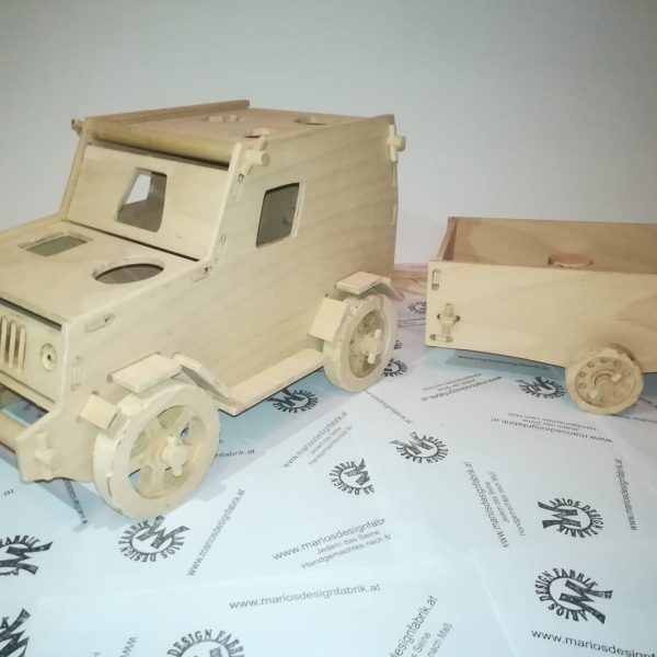 Motorikspiel für Kleinkinder Design Fahrzeug Jeep mit Anhänger und Zubehör aus Holz Buche