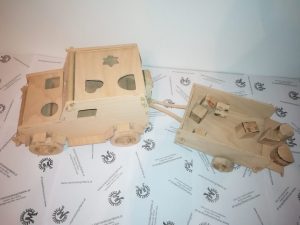 Motorikspiel für Kleinkinder Design Fahrzeug Jeep mit Anhänger und Zubehör aus Holz Buche