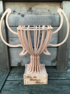 Pokal Kelch Griffe großer Sockel personalisierbar aus Holz Buche