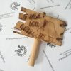 Spaßschild Demoschild Sprüche sortiert aus Holz Buche mit Stiel