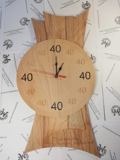 Wanduhr Romische Zahlen Mit Uhrwerk Motiv Personalisiert Aus Birke Multiplex Marios Design Fabrik