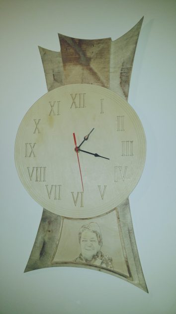 Wanduhr römische Zahlen mit Uhrwerk Motiv personalisiert aus Birke Multiplex