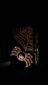 Laterne Deko Motiv gruselig Halloween Kürbis aus Holz Fichte Kunststoff mit LED Kerze und Tragegriff