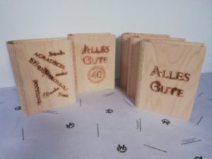 Buchcover Schatulle Geschenkbox mit Lederband aus Holz Buche