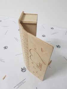 Buchcover Schatulle Geschenkbox klein mit Verschluss aus Holz
